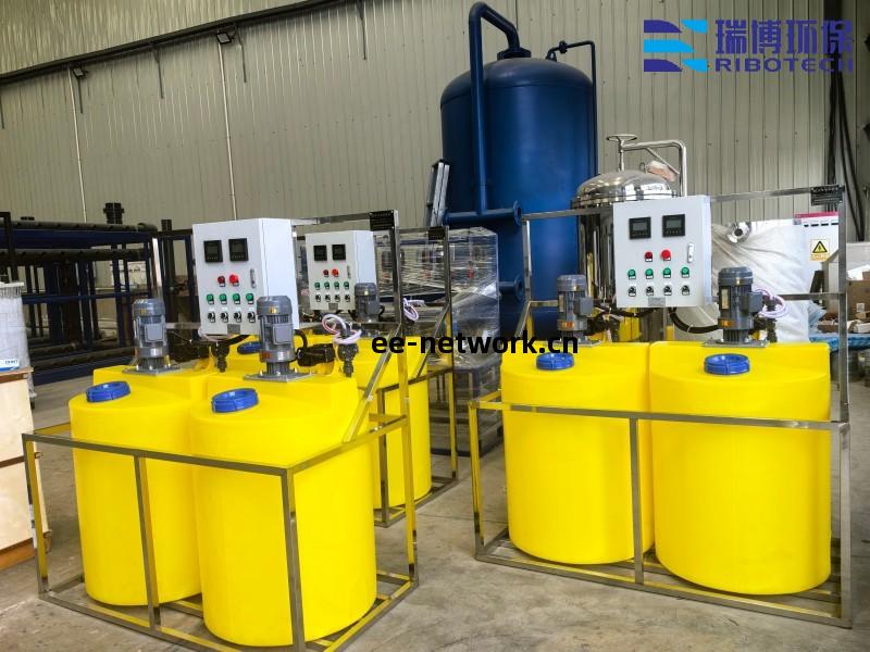 水(shui)處理系(xi)統(tong)自(zi)動(dong)加藥(yao)裝置(zhi)加工(gong)現(xian)場