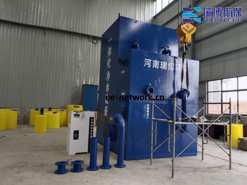 農(nong)村(cun)飲(yin)用(yong)水(shui)處理(li)設備_壹(yi)體(ti)化凈(jing)水(shui)設備廠(chang)家(jia)現(xian)場圖